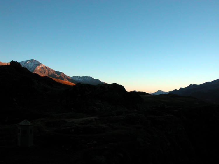 il tramonto cala sul lago di Montespluga