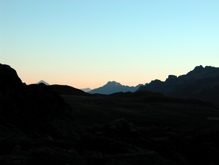 il tramonto cala sul lago di Montespluga