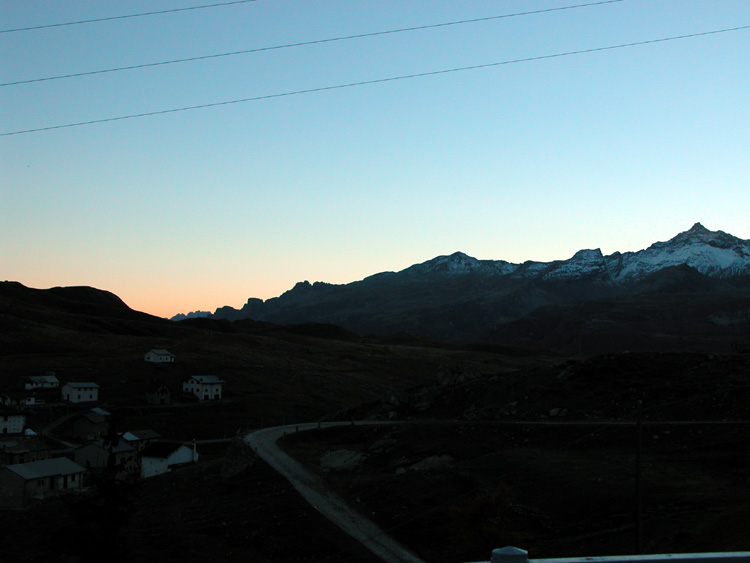 il tramonto cala sul lago di Montespluga