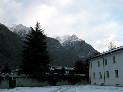 La neve intorno all''ufficio (Chiavenna, SO)