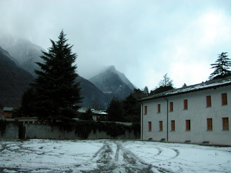 La neve intorno all''ufficio (Chiavenna, SO)