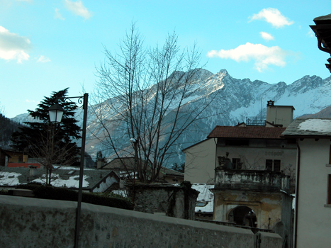 La neve intorno all''ufficio (Chiavenna, SO)