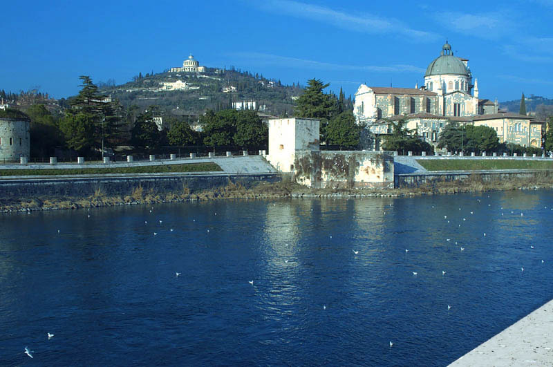 uno sguardo blu.......................verso il Garda