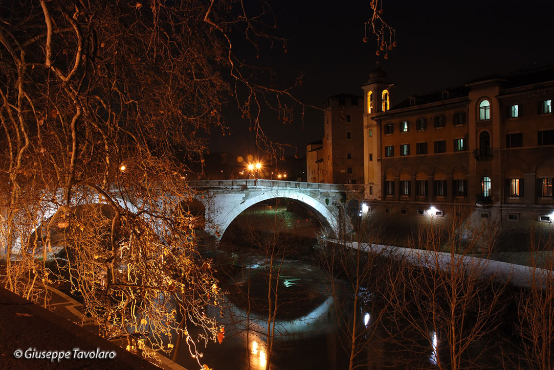 Immagini di Roma di notte.