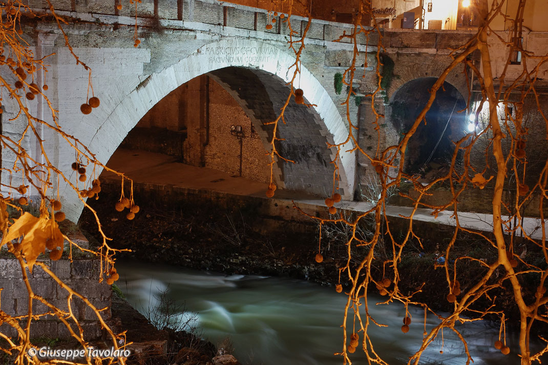 Immagini di Roma di notte.