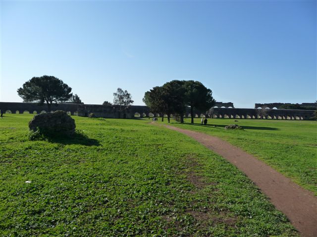 Roma - primavera nel parco archeologico degli acquedotti