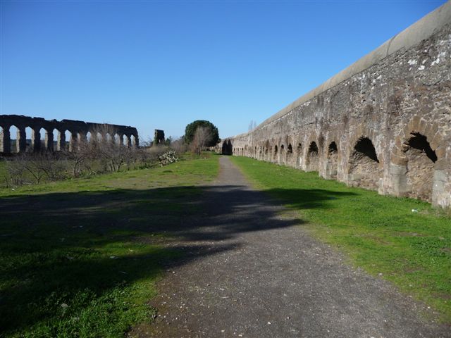 Roma - primavera nel parco archeologico degli acquedotti