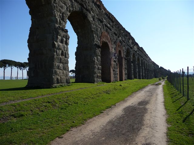 Roma - primavera nel parco archeologico degli acquedotti