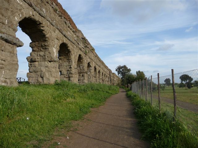 Roma - primavera nel parco archeologico degli acquedotti