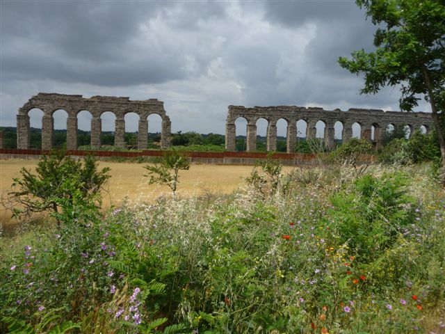 Roma - primavera nel parco archeologico degli acquedotti