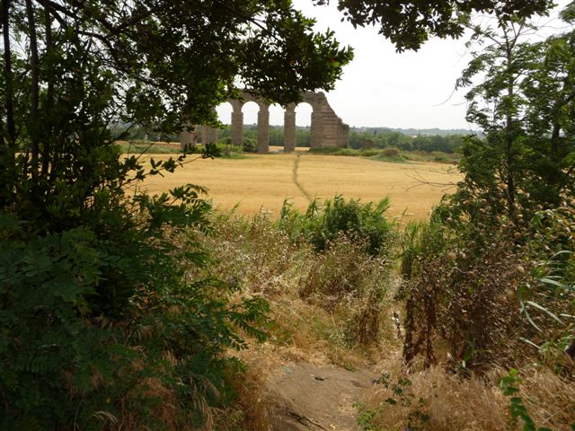 Roma - primavera nel parco archeologico degli acquedotti