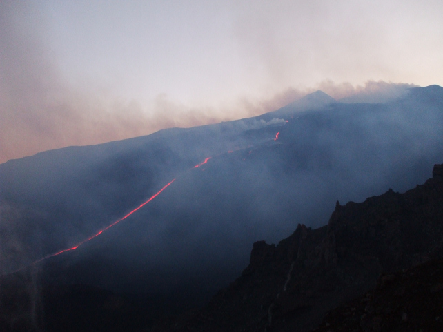 Il fuoco dellEtna. Giugno e luglio 2008 alla Valle del Bove