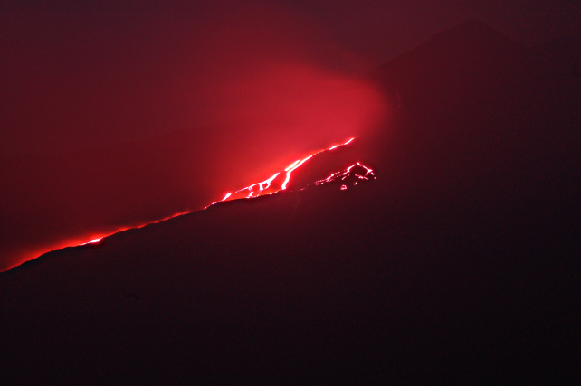 Il fuoco dellEtna. Giugno e luglio 2008 alla Valle del Bove