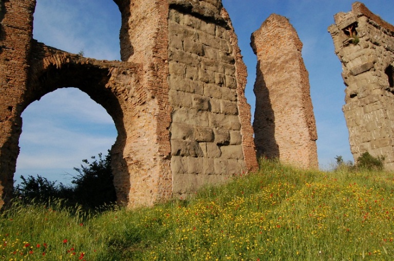 Roma - primavera nel parco archeologico degli acquedotti