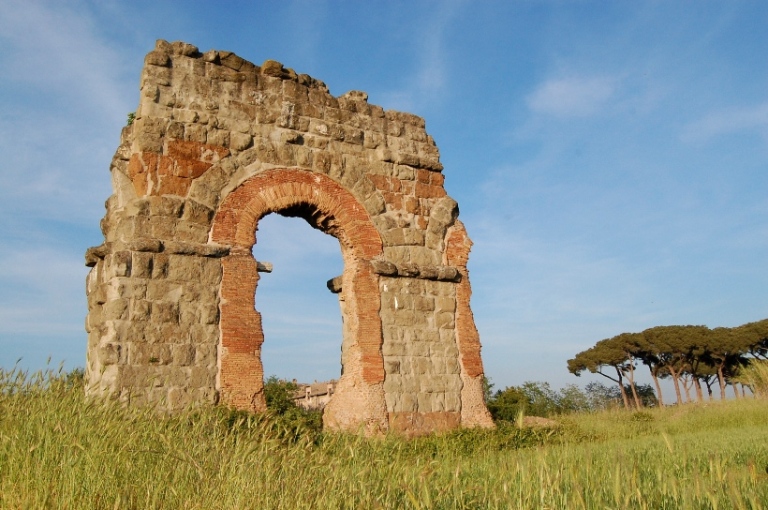 Roma - primavera nel parco archeologico degli acquedotti