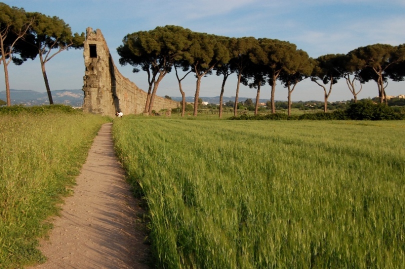 Roma - primavera nel parco archeologico degli acquedotti