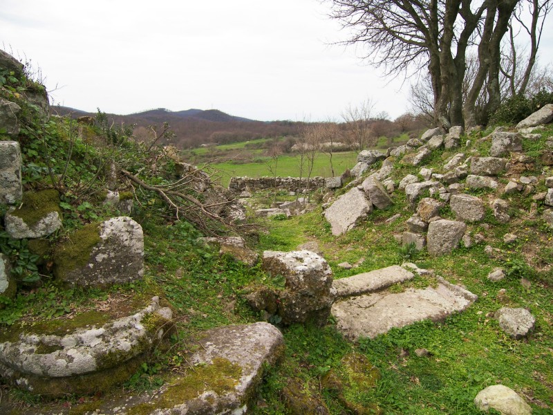 Alle rovine di Piantangeli