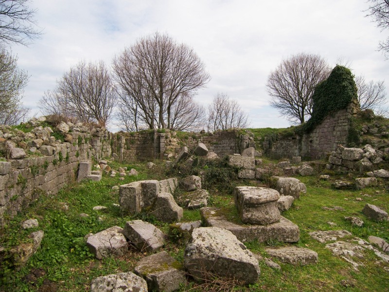 Alle rovine di Piantangeli