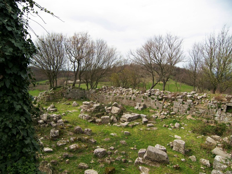 Alle rovine di Piantangeli