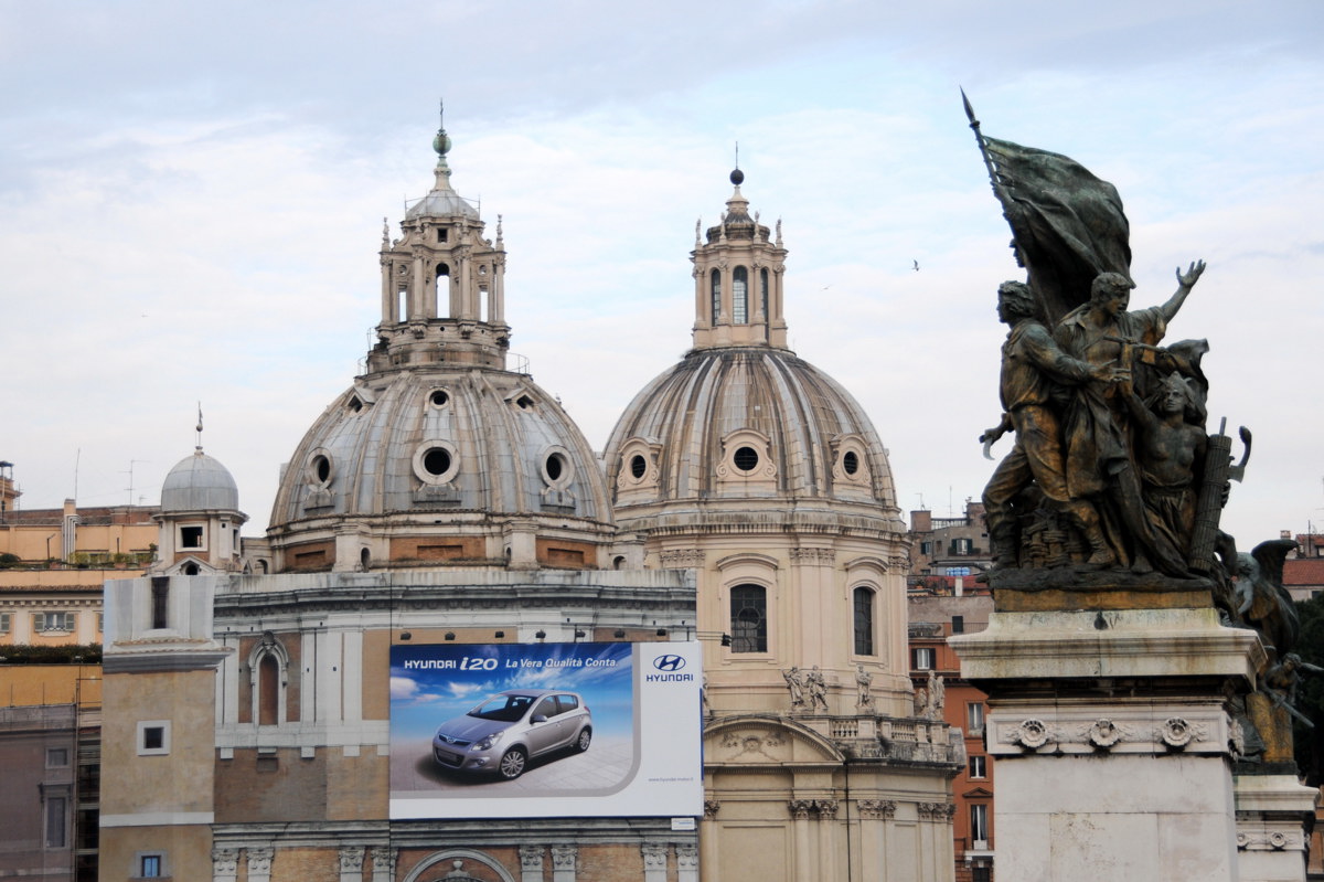 Santissimo nome di Maria sulla destra chiesa della met  del settecento e quella di Santa Maria di Loreto sulla sinistra del cinquecento