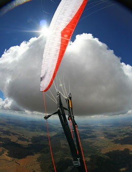 Ammirare la natura dall''alto (volare in parapendio)