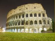 Vista notturna del Colosseo 