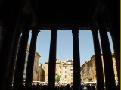 Piazza del Pantheon vista da sotto le colonne in granito del Pantheon